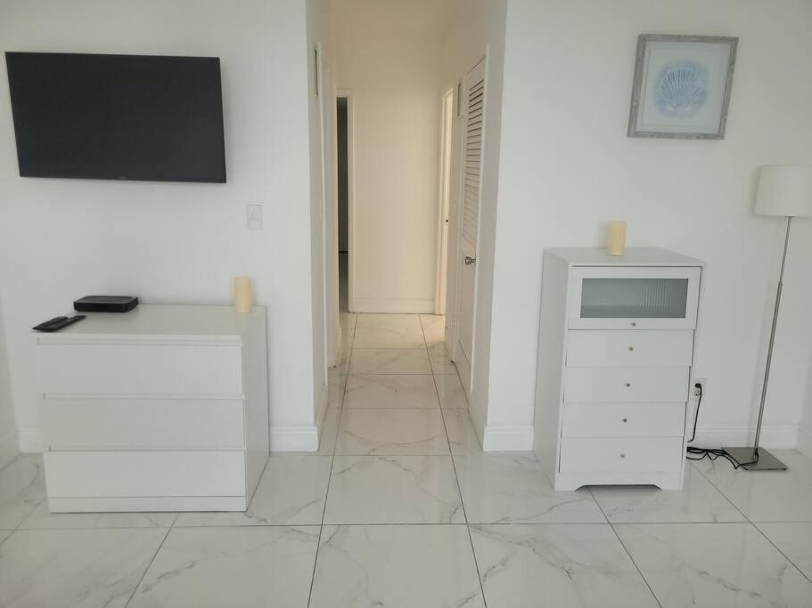 Modern 1 Bedroom Condo, Steps From Beach, Free Parking! غولدن بيتش المظهر الخارجي الصورة