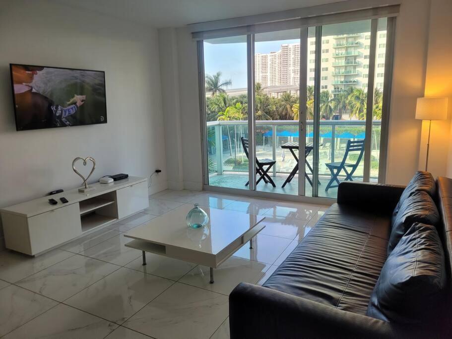 Modern 1 Bedroom Condo, Steps From Beach, Free Parking! غولدن بيتش المظهر الخارجي الصورة